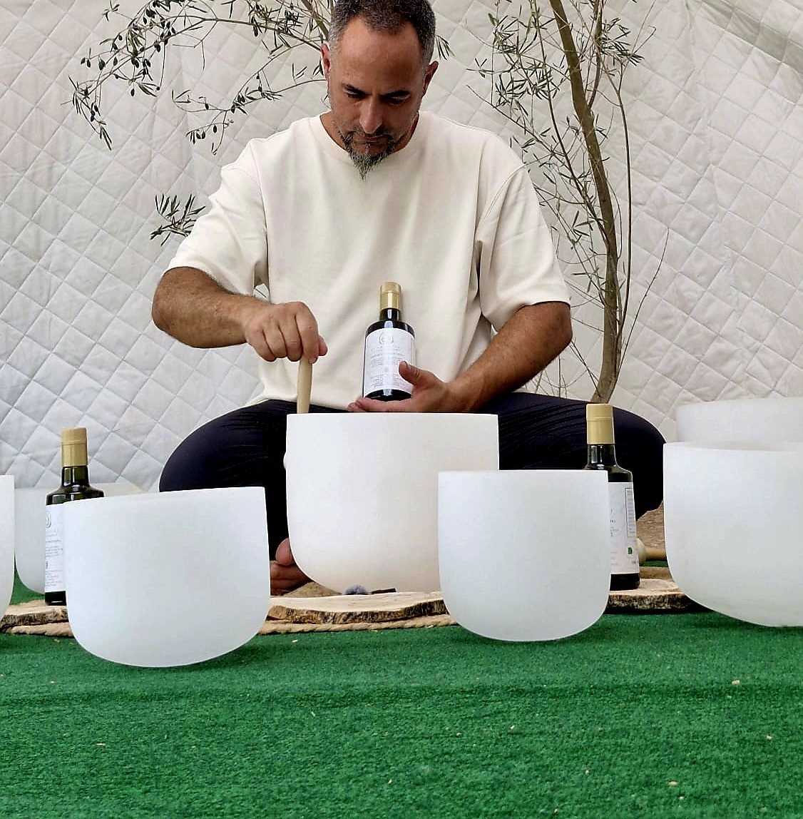 Moisés Vital con cuencos de cuarzo en El Dragonet